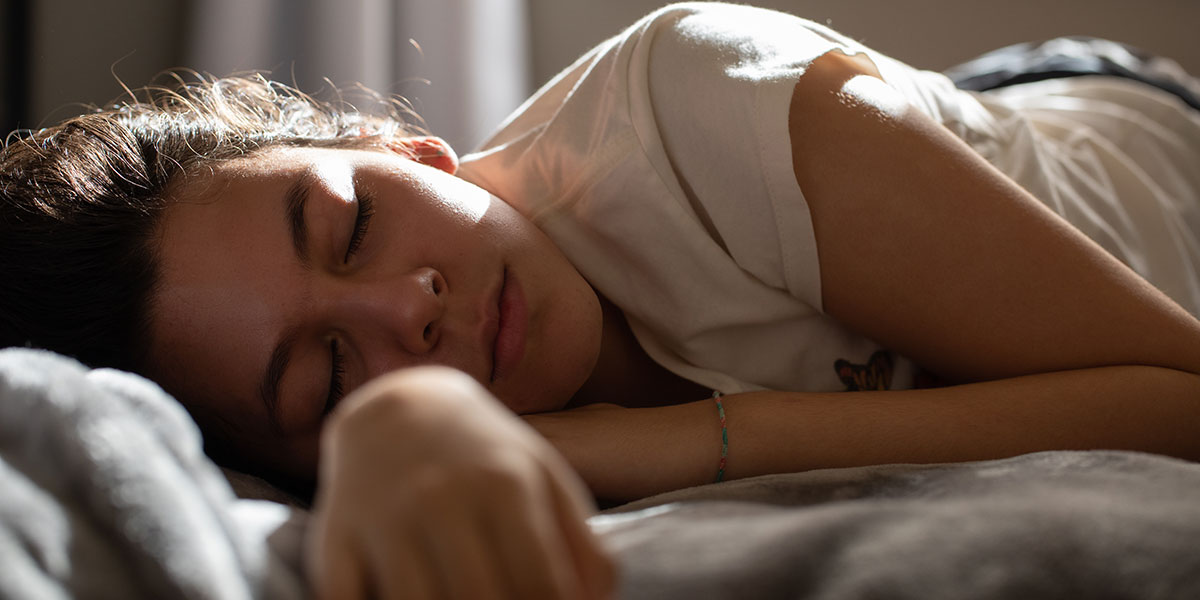 Vrouw slaapt in een bed
