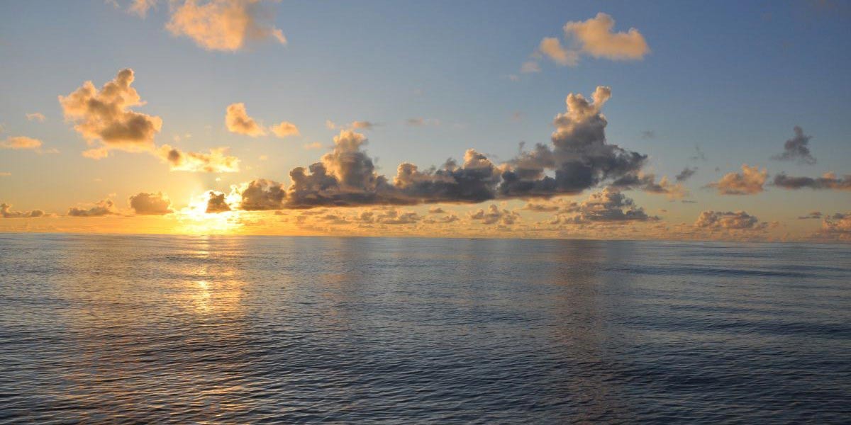 Zonsondergang boven zee