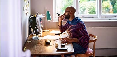 Man werkt thuis aan bureau 