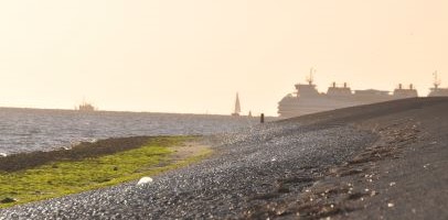 kustlijn met een stenenstrand