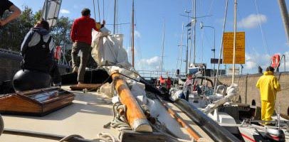 Mensen staan op een boot in de haven