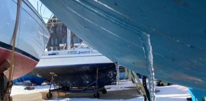 Boten staan op het droge in de scheepswerf van een jachthaven