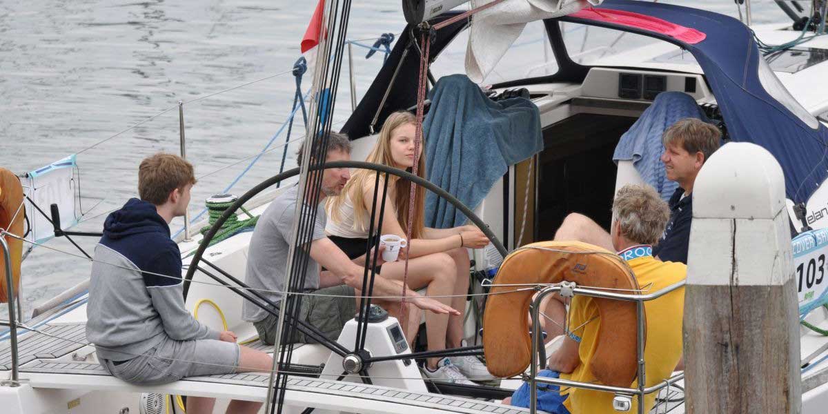 Mensen die op een boot zitten