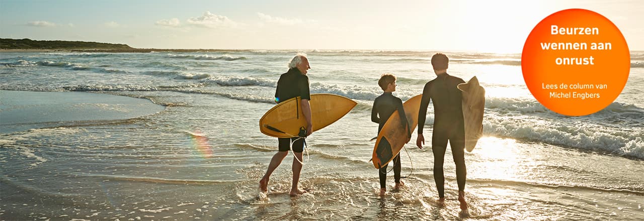 Mannen met surfplank op het strand